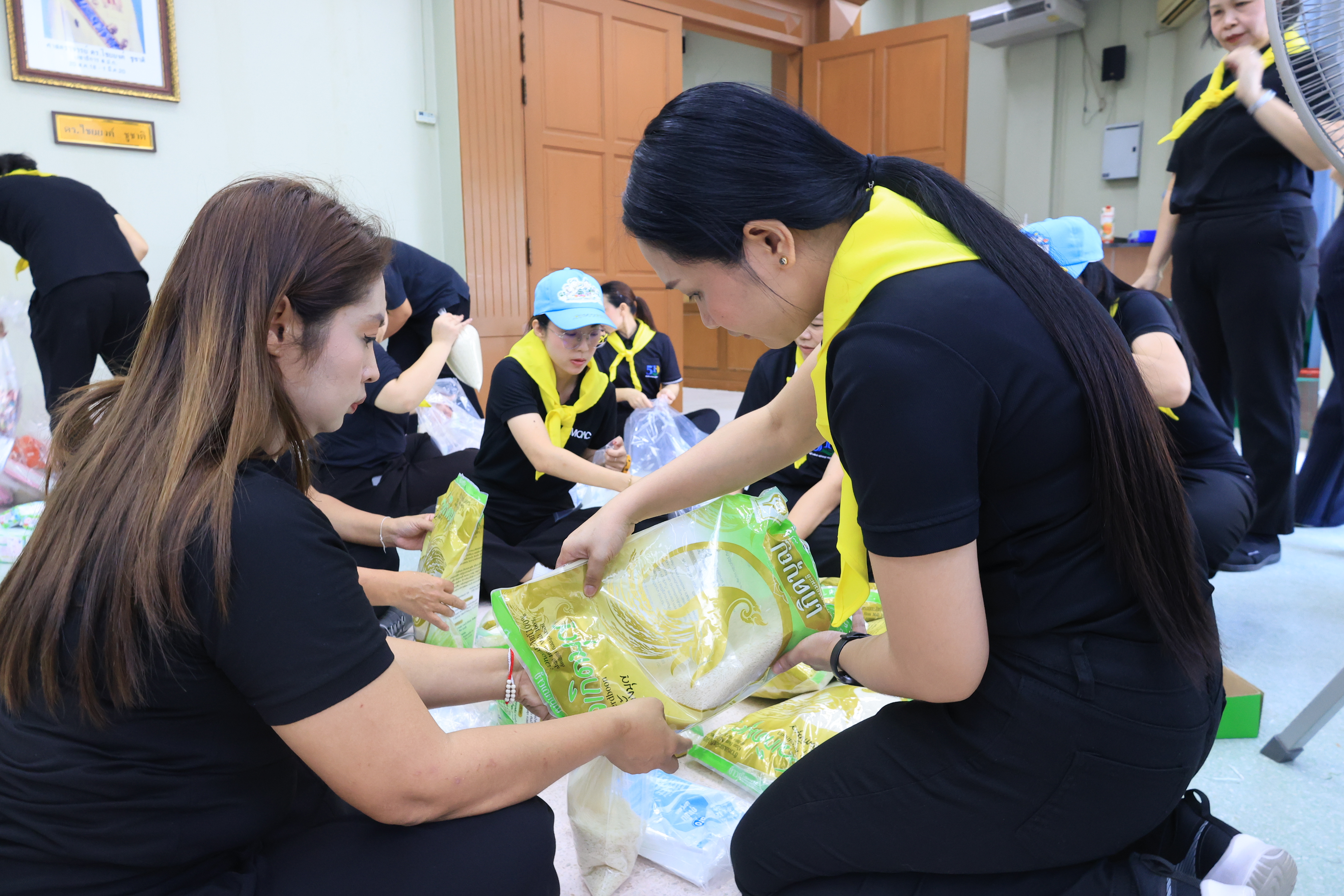 title - ส.ป.ก. ระดมจิตอาสาเตรียมถุงยังชีพ ส่งต่อความห่วงใยจาก รมช.เกษตรฯ ถึงมือผู้ประสบอุทกภัย